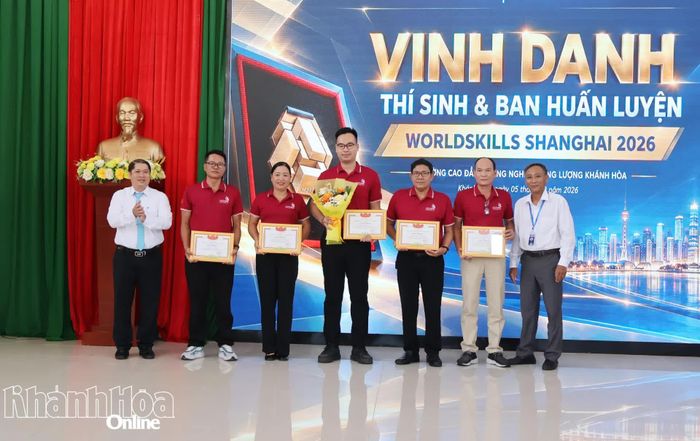 Lãnh đạo Trường Cao đẳng Công nghệ - Năng lượng Khánh Hòa trao giấy khen cho ban huấn luyện.