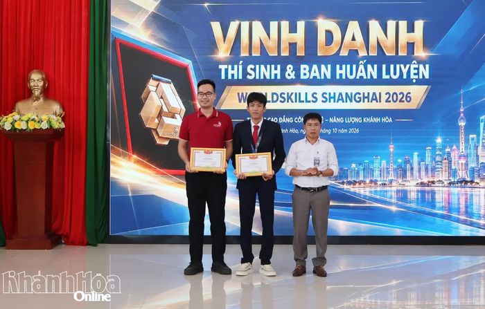Đại diện Hội Khuyến học Trường Cao đẳng Công nghệ - Năng lượng Khánh Hòa trao giấy khen cho em Ông Phú Quy và giảng viên Nguyễn Duy Gơ.