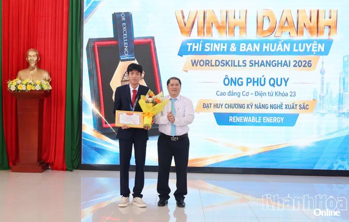 Lãnh đạo Trường Cao đẳng Công nghệ - Năng lượng Khánh Hòa trao giấy khen cho em Ông Phú Quy.