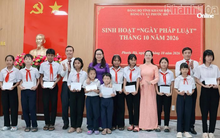 Lãnh đạo xã Phước Hà cùng các đơn vị tài trợ trao học bổng cho học sinh nghèo học giỏi trên địa bàn xã.
