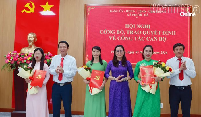 Lãnh đạo Đảng ủy xã Phước Hà trao các quyết định về công tác cán bộ.