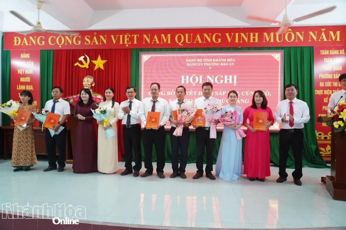 Lãnh đạo phường Bảo An tặng hoa chúc mừng các cán bộ được bổ nhiệm.
