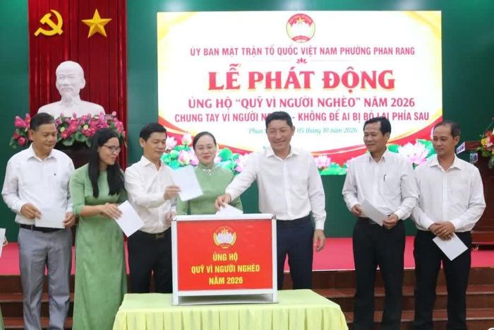 Lãnh đạo Đảng ủy phường Phan Rang tham gia ủng hộ Quỹ "Vì người nghèo" năm 2026.