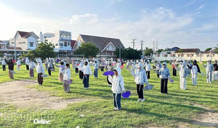 Các đội hình tập luyện từng động tác, tạo sự đồng đều, đẹp mắt.