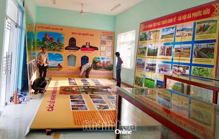 Các lực lượng xã Phước Hữu tích cực chuẩn bị không gian trưng bày chuyên đề “Sắc màu văn hóa Chăm Phước Hữu - Bảo tồn truyền thống, kết nối tương lai”.