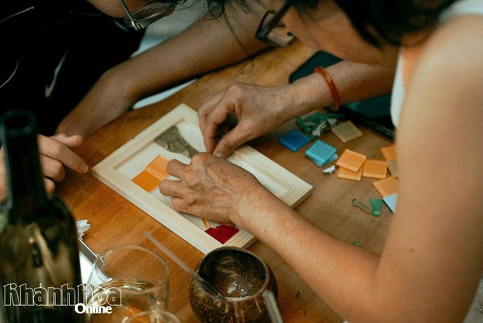 Tỉ mẩn ghép từng mảnh nhỏ lại với nhau.