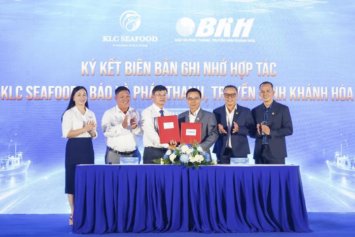 Ông Lê Hoàng Triều - Giám đốc Báo và Phát thanh, Truyền hình Khánh Hòa và ông Huỳnh Ngọc Thuận - Phó Tổng Giám đốc KLC Seafood đã ký kết Biên bản ghi nhớ hợp tác truyền thông.
