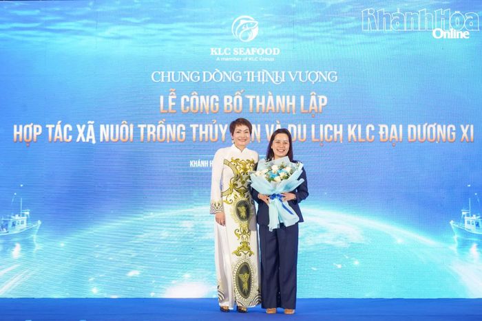 Bà Đặng Thị Hương Giang - Thành viên Hội đồng quản trị kiêm Phó Tổng Giám đốc vận hành KLC Group tặng hoa chúc mừng đại diện hợp tác xã.
