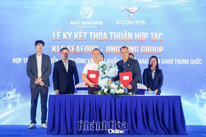 Lãnh đạo KLC Seafood và đại diện Jingdong Group (Trung Quốc) ký kết thỏa thuận hợp tác.