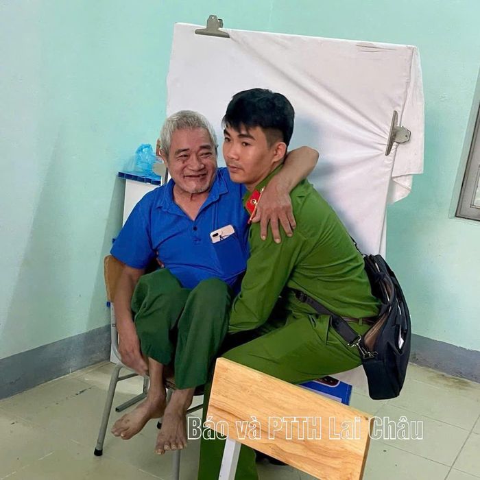 ... hỗ trợ người dân cao tuổi, đi lại khó khăn thực hiện kích hoạt tài khoản định danh điện tử tại nhà văn hoá bản Cẩm Trung.