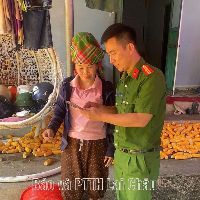 Thiếu tá Hoàng Anh Tuấn - Phó Trưởng Công an xã trực tiếp hướng dẫn người dân thực hiện kích hoạt định danh điện tử tại bản Khiêng Ngà.