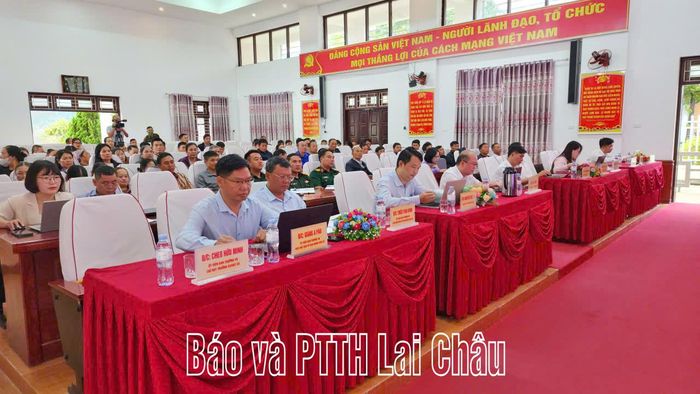 Đại biểu dự buổi tiếp xúc cử tri.