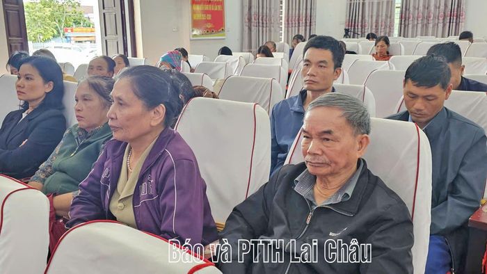Cử tri dự buổi tiếp xúc cử tri.