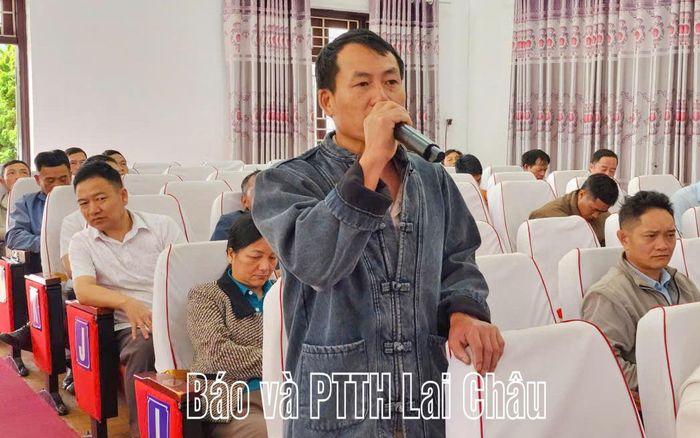 Cử tri phát biểu ý kiến tại hội nghị tiếp xúc cử tri.