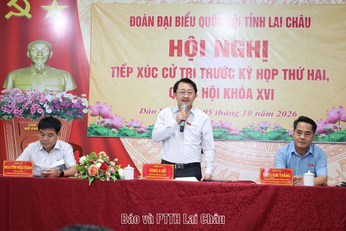 Đồng chí Sùng A Hồ - Phó Bí thư Tỉnh ủy, Trưởng Đoàn ĐBQH tỉnh phát biểu tại hội nghị TXCT.