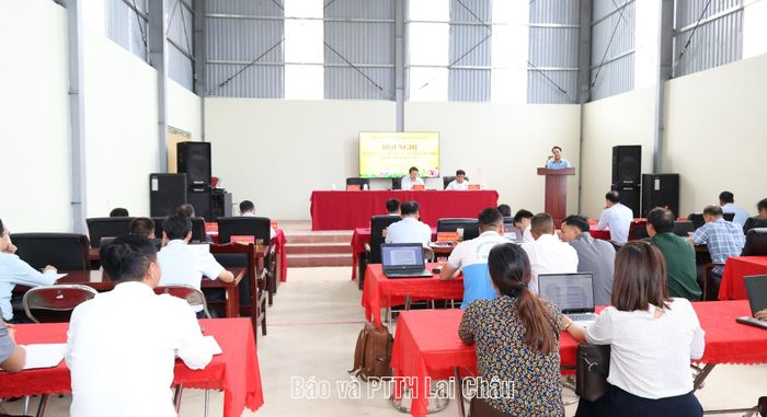 Quang cảnh hội nghị tiếp xúc cử tri.