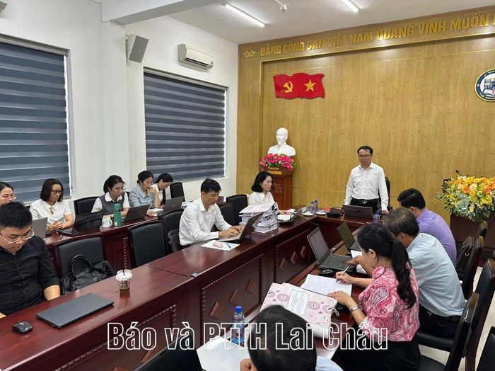 Hội đồng tự đánh giá cấp trường họp rà soát hồ sơ, minh chứng phục vụ thẩm định Trường Chính trị tỉnh Lai Châu đạt chuẩn mức 1.