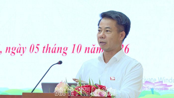 Đồng chí Hoàng Quốc Khánh - Phó Trưởng Đoàn chuyên trách Đoàn ĐBQH tỉnh phát biểu tại hội nghị tiếp xúc cử tri.