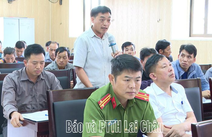 Cử tri xã Tủa Sín Chải phát biểu ý kiến.
