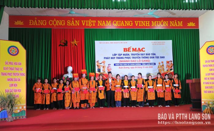 Lãnh đạo UBND xã Xuân Dương trao giấy chứng nhận cho các học viên tham gia lớp truyền dạy