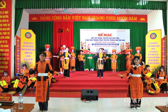 Tiết mục trình diễn trang phục dân tộc do các học viên biểu diễn tại lễ bế mạc