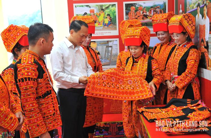 Lãnh đạo Sở Văn hoá, Thể thao và Du lịch tham quan gian trưng bày các sản phẩm thổ cẩm của người Dao xã Xuân dương