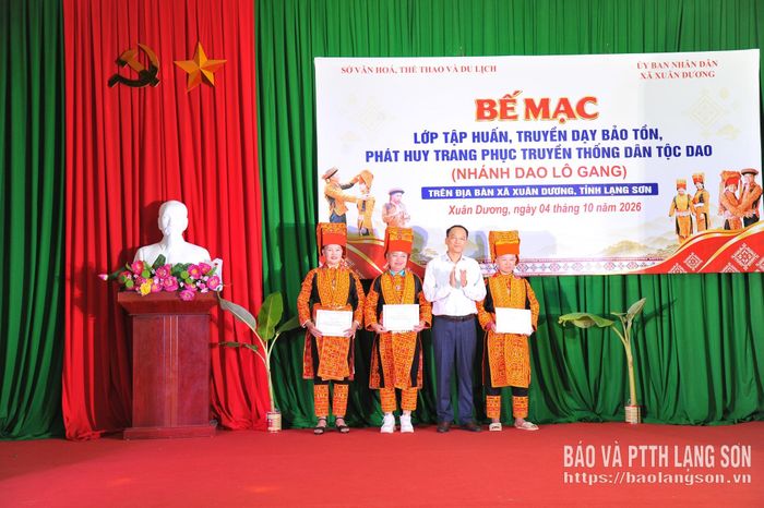 Lãnh đạo Sở Văn hoá, thể thao và du lịch trao giấy chứng nhận cho các nghệ nhân tham gia lớp tập huấn, truyền dạy