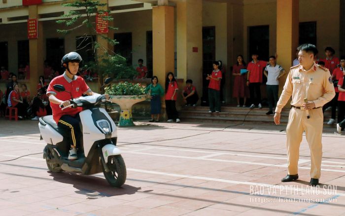 Lực lượng cảnh sát giao thông hướng dẫn các em di chuyển trong sa hình