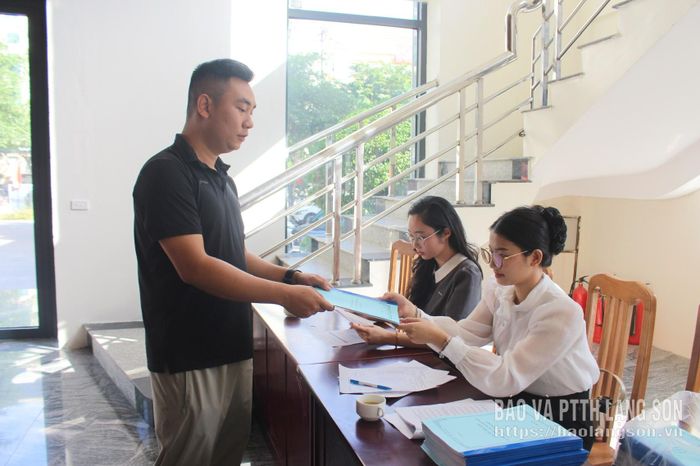 Chuyên viên Sở Tư pháp phát tài liệu bồi dưỡng kiến thức pháp luật, hỗ trợ pháp lý cho doanh nghiệp trên đia bàn phường Đông Kinh