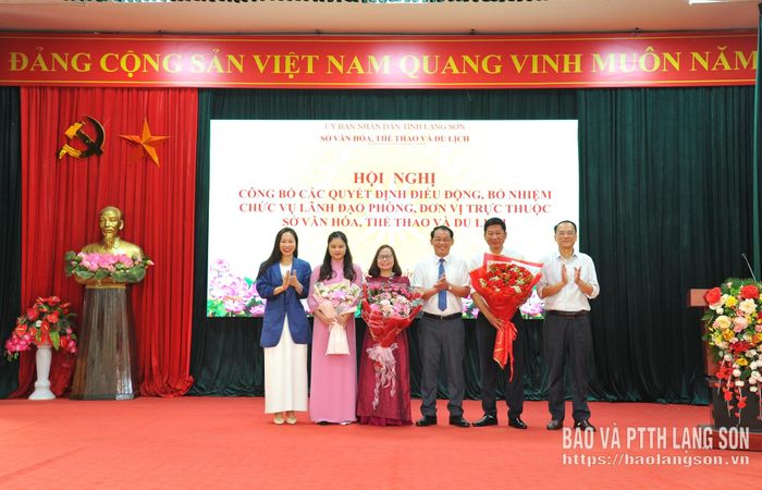 Các đồng chí lãnh đạo Sở VHTT&DL tặng hoa chúc mừng các cán bộ được điều động, bổ nhiệm