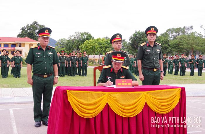 Lãnh đạo Bộ CHQS tỉnh ký chứng nhận giao ước thi đua của các cơ quan trực thuộc Bộ CHQS tỉnh