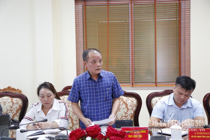 Lãnh đạo Ban Quản lý dự án đầu tư xây dựng tỉnh báo cáo tiến độ thi công dự án