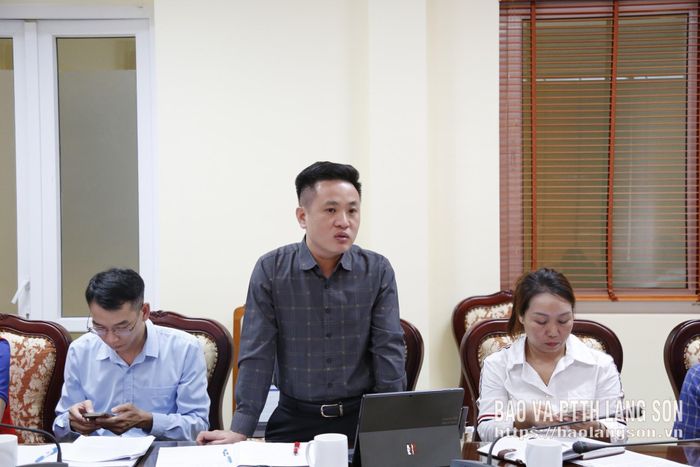 Lãnh đạo Chi nhánh Phát triển quỹ đất khu vực đô thị nêu kiến nghị tại cuộc họp