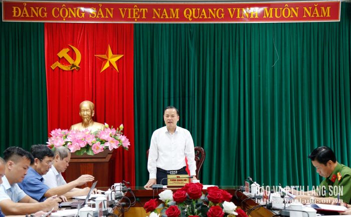 Đồng chí Phùng Quang Hội, Ủy viên Ban Thường vụ Tỉnh ủy, Bí thư Đảng uỷ, Chủ tịch HĐND phường Đông Kinh phát biểu tại cuộc họp