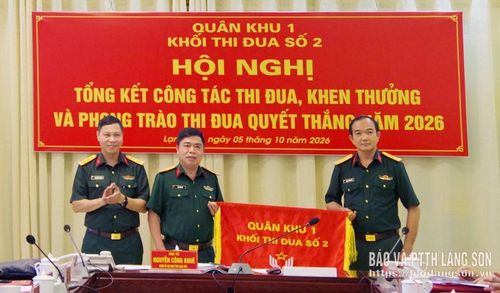 Khối trưởng Khối thi đua số 2 năm 2026 trao cờ bàn giao cho Khối trưởng và Khối phó Khối thi đua số 2 năm 2027