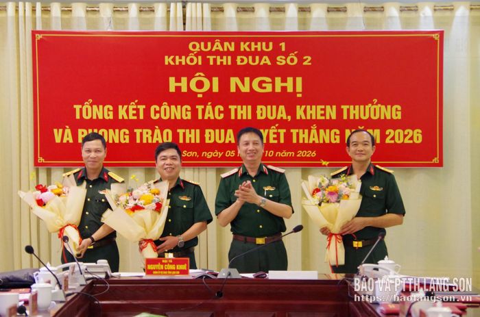 Thiếu tướng Dương Văn Quang, Phó Chính ủy Quân khu 1 tặng hoa cho các khối thi đua