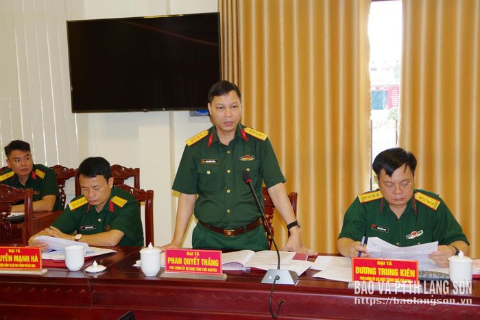 Chỉ huy các đơn vị phát biểu thảo luận tại hội nghị