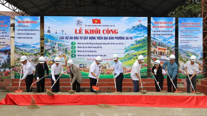 Các đại biểu thực hiện nghi lễ khởi công nhóm dự án công trình trường học.