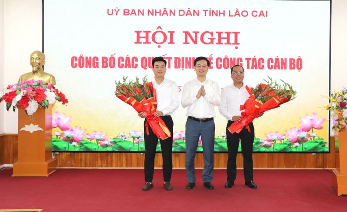 Đồng chí Trần Xuân Cường - Giám đốc Trung tâm Xúc tiến Đầu tư, Thương mại và Du lịch tỉnh tặng hoa chúc mừng các Phó Giám đốc vừa được bổ nhiệm.