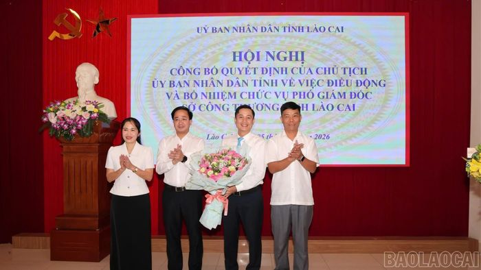 Cán bộ, lãnh đạo Sở Nông nghiệp và Môi trường tặng hoa chúc mừng đồng chí Phạm Năng Chung.