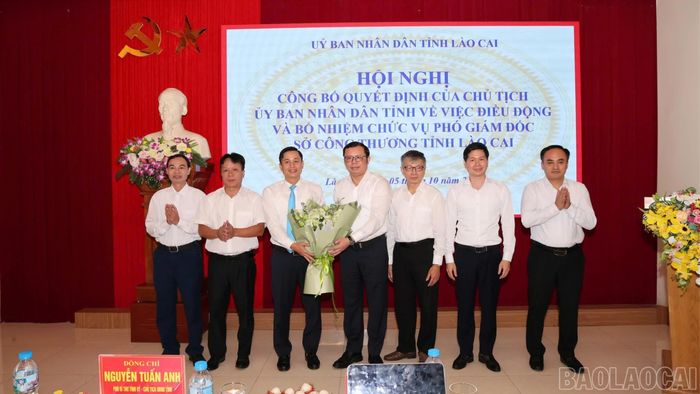 Cán bộ, lãnh đạo Sở Công Thương tặng hoa chúc mừng đồng chí Phạm Năng Chung.