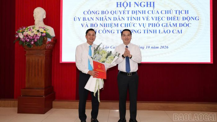 Chủ tịch UBND tỉnh Nguyễn Tuấn Anh trao quyết định, tặng hoa chúc mừng đồng chí Phạm Năng Chung nhận nhiệm vụ mới.