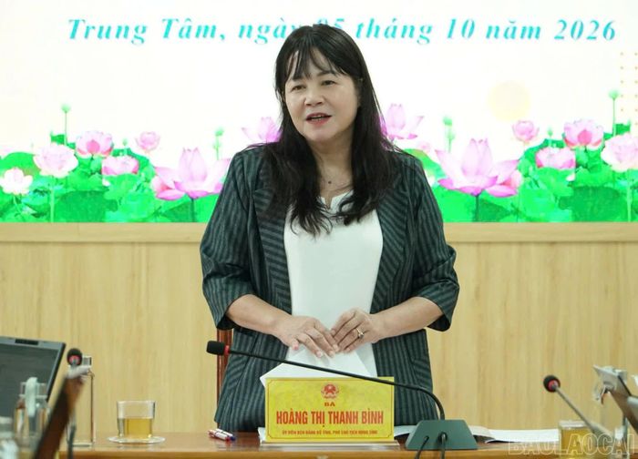 Đồng chí Hoàng Thị Thanh Bình - Phó Chủ tịch HĐND tỉnh, Trưởng đoàn khảo sát, phát biểu tại buổi làm việc với phường Trung Tâm về thực hiện Nghị quyết số 30/NQ-HĐND.