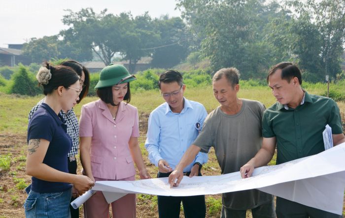 Đoàn khảo sát của HĐND phường Lào Cai khảo sát tại khu tái định cư thuộc tổ 40 Vạn Hòa, phường Lào Cai.