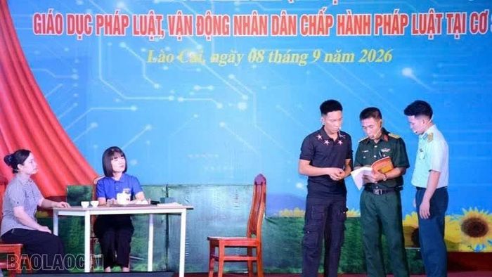 Cán bộ, chiến sĩ Trung đoàn Không quân 921 cùng cán bộ cơ sở tham gia nhiều hoạt động phổ biến, giáo dục pháp luật.