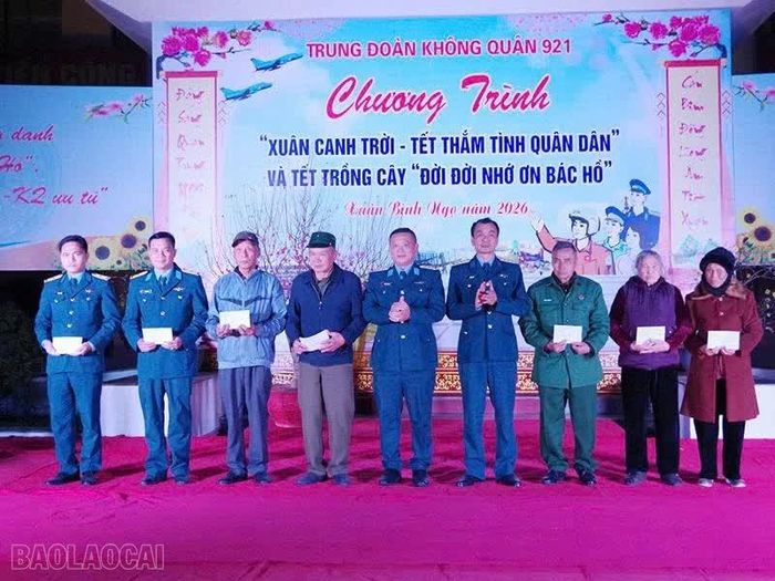 Lãnh đạo, chỉ huy Trung đoàn 921 tặng quà các gia đình quân nhân có hoàn cảnh khó khăn trong đơn vị và trên địa bàn đóng quân.