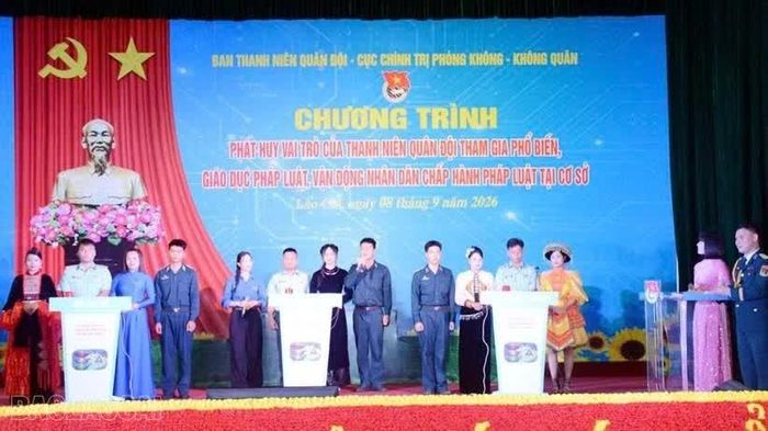 Cán bộ, chiến sĩ Trung đoàn Không quân 921 tham gia chương trình phổ biến, giáo dục pháp luật tại cơ sở.