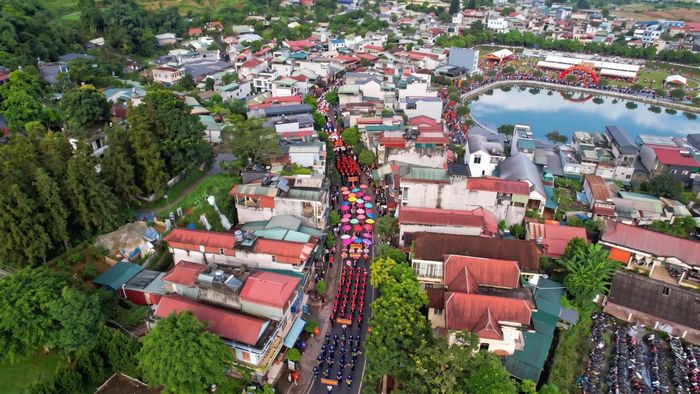 Màn diễu hành đường phố với sự tham gia của đồng bào các dân tộc đã tạo nên không khí rộn ràng, đậm sắc màu văn hóa tại Lễ hội “Mường Khương - Sắc màu biên cương”. (Ảnh minh họa - AI)