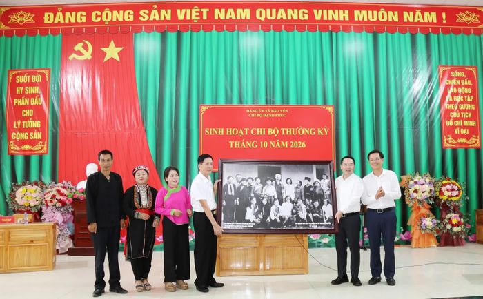 Phó Bí thư Tỉnh ủy, Chủ tịch UBND tỉnh Nguyễn Tuấn Anh tặng Chi bộ Hạnh Phúc bức ảnh Bác Hồ chụp ảnh với đồng bào các dân tộc tỉnh Lào Cai trong dịp Người lên thăm Lào Cai, ngày 23/9/1958.