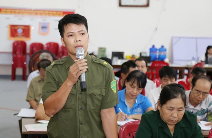 Đảng viên chi bộ Hạnh Phúc phát biểu thảo luận tại buổi sinh hoạt thường kỳ.